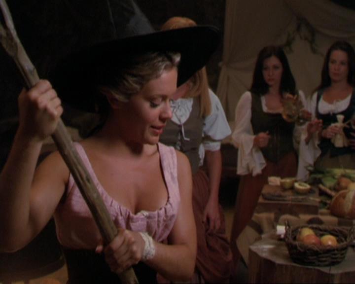 Charmed-Online_dot_net-3x04AllHalliwellsEve1303.jpg