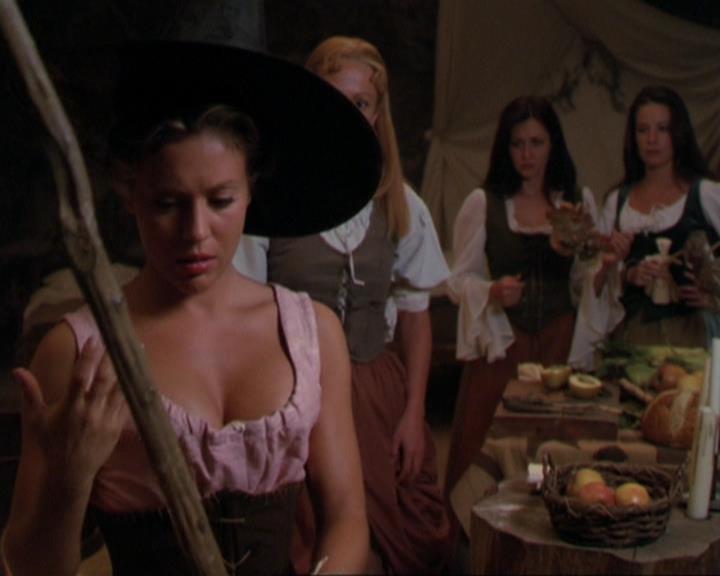 Charmed-Online_dot_net-3x04AllHalliwellsEve1307.jpg