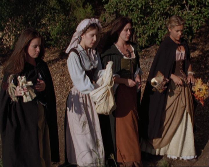 Charmed-Online_dot_net-3x04AllHalliwellsEve1366.jpg