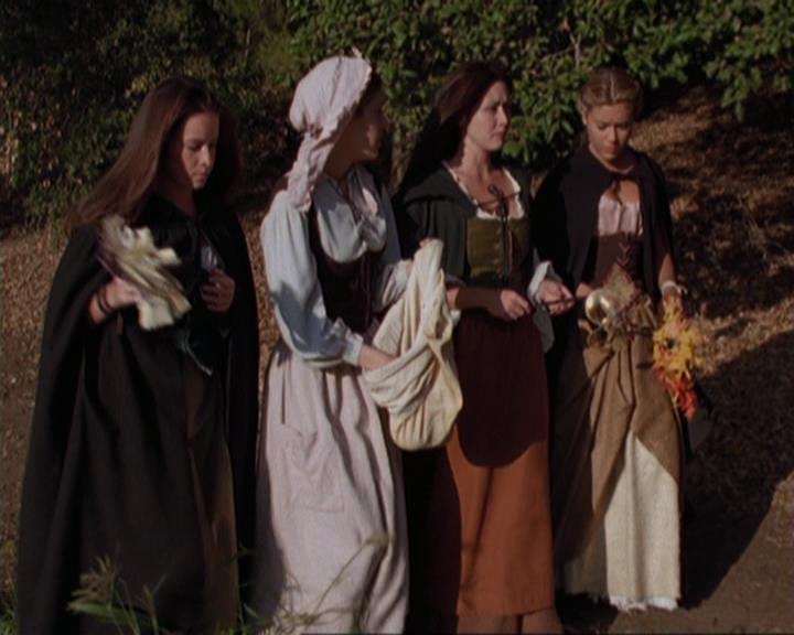 Charmed-Online_dot_net-3x04AllHalliwellsEve1367.jpg