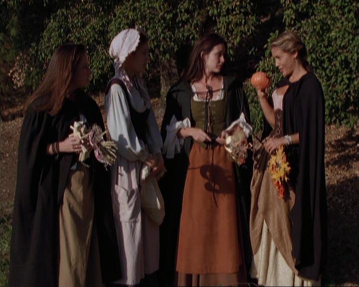 Charmed-Online_dot_net-3x04AllHalliwellsEve1376.jpg Charmed-Online_dot_net-3x04AllHalliwellsEve1376.jpg