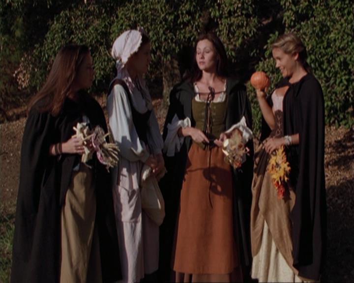 Charmed-Online_dot_net-3x04AllHalliwellsEve1377.jpg Charmed-Online_dot_net-3x04AllHalliwellsEve1377.jpg