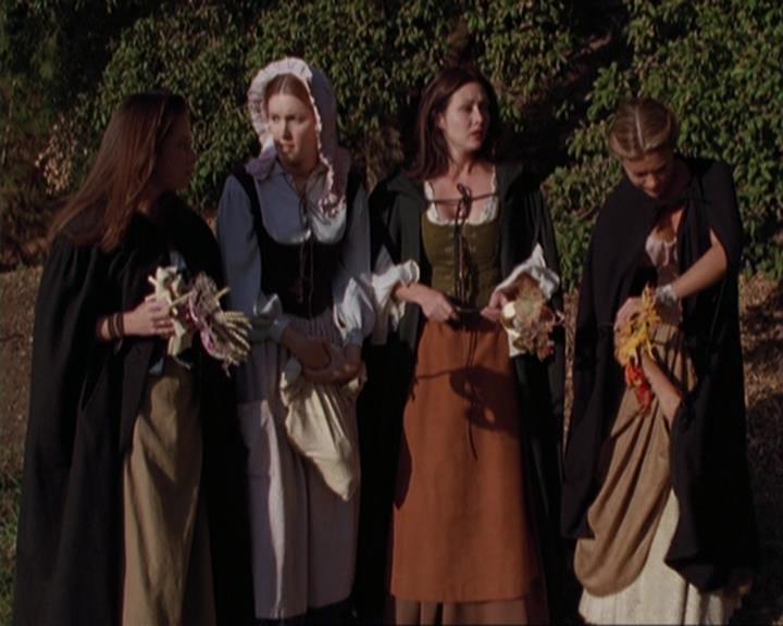 Charmed-Online_dot_net-3x04AllHalliwellsEve1379.jpg Charmed-Online_dot_net-3x04AllHalliwellsEve1379.jpg