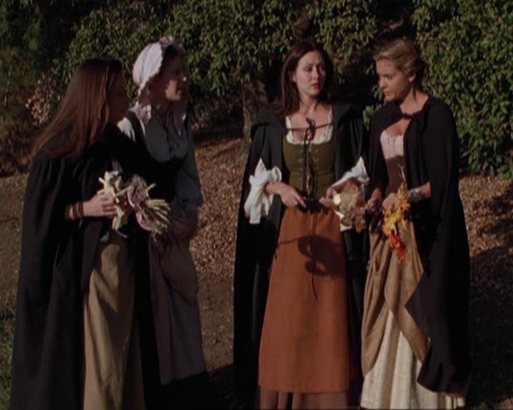 Charmed-Online_dot_net-3x04AllHalliwellsEve1380.jpg Charmed-Online_dot_net-3x04AllHalliwellsEve1380.jpg