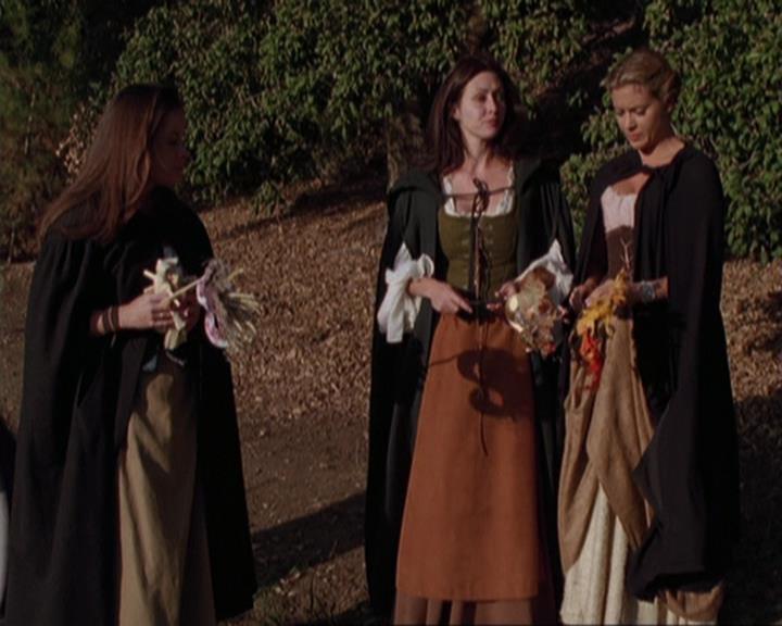 Charmed-Online_dot_net-3x04AllHalliwellsEve1381.jpg