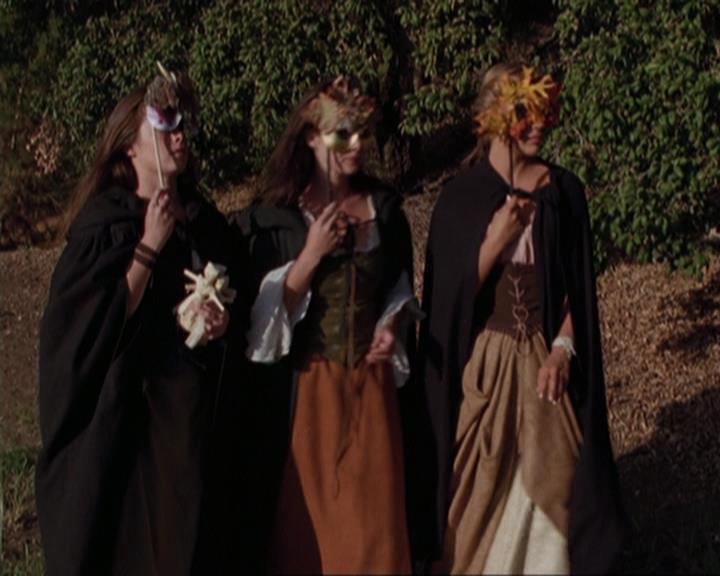 Charmed-Online_dot_net-3x04AllHalliwellsEve1385.jpg