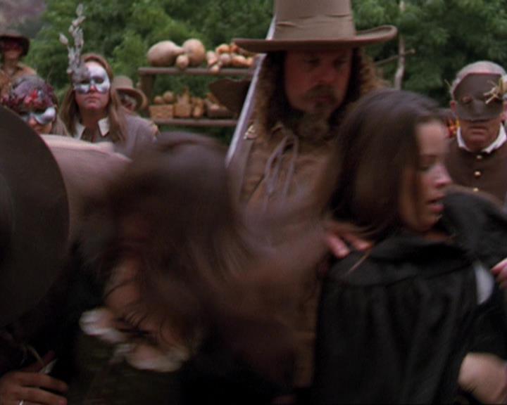 Charmed-Online_dot_net-3x04AllHalliwellsEve1475.jpg Charmed-Online_dot_net-3x04AllHalliwellsEve1475.jpg