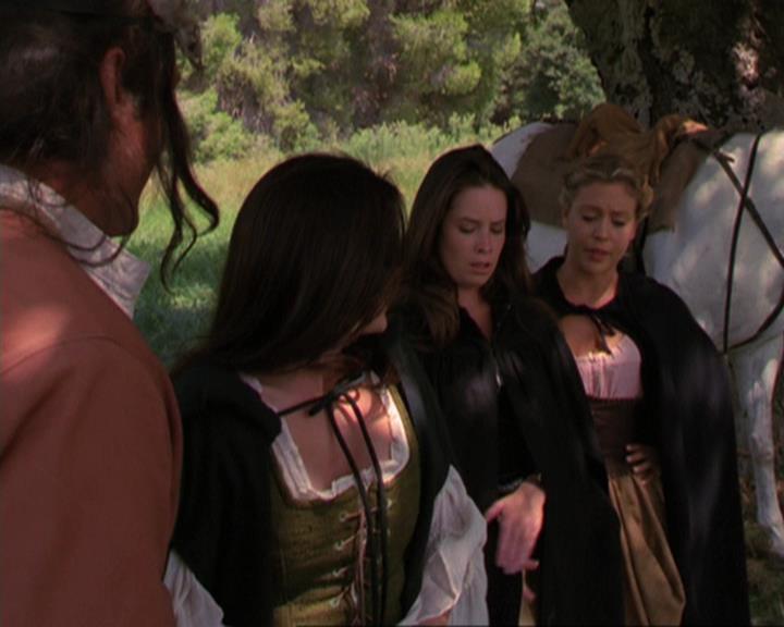 Charmed-Online_dot_net-3x04AllHalliwellsEve1601.jpg