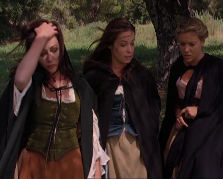 Charmed-Online_dot_net-3x04AllHalliwellsEve1646.jpg