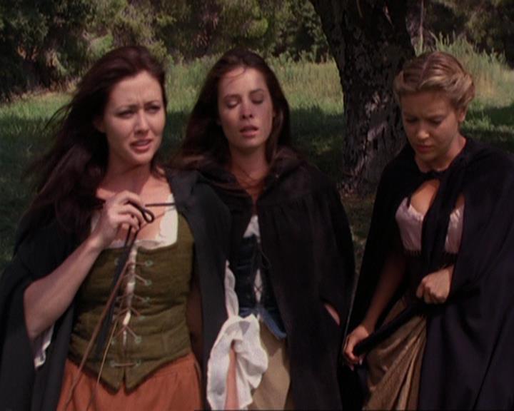Charmed-Online_dot_net-3x04AllHalliwellsEve1649.jpg