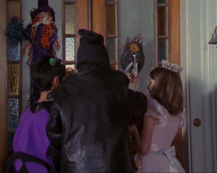 Charmed-Online_dot_net-3x04AllHalliwellsEve1712.jpg