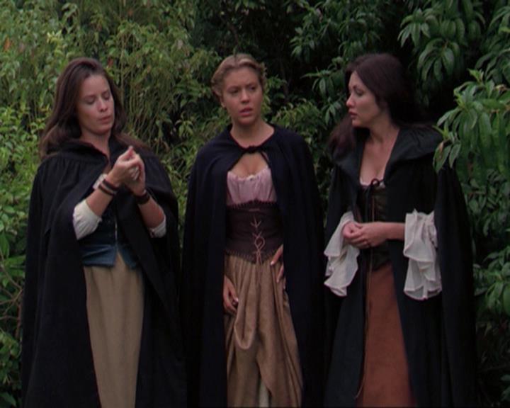 Charmed-Online_dot_net-3x04AllHalliwellsEve1759.jpg