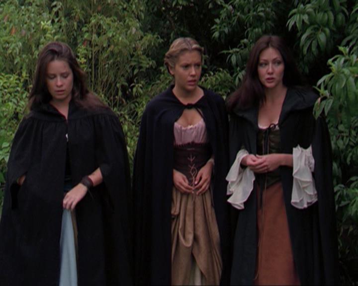Charmed-Online_dot_net-3x04AllHalliwellsEve1762.jpg