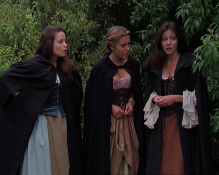 Charmed-Online_dot_net-3x04AllHalliwellsEve1766.jpg