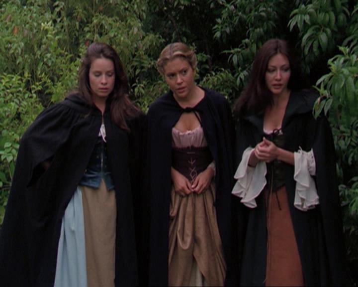 Charmed-Online_dot_net-3x04AllHalliwellsEve1769.jpg