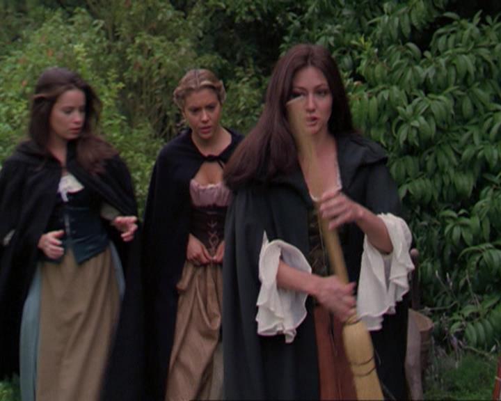 Charmed-Online_dot_net-3x04AllHalliwellsEve1771.jpg