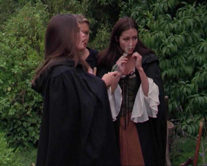 Charmed-Online_dot_net-3x04AllHalliwellsEve1775.jpg