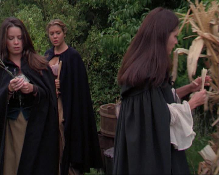 Charmed-Online_dot_net-3x04AllHalliwellsEve1777.jpg