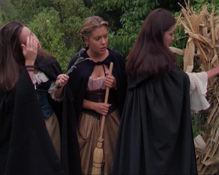 Charmed-Online_dot_net-3x04AllHalliwellsEve1780.jpg