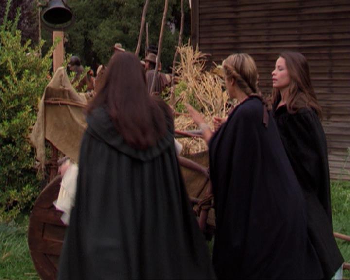 Charmed-Online_dot_net-3x04AllHalliwellsEve1815.jpg