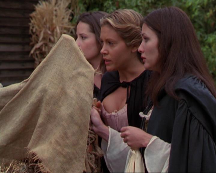 Charmed-Online_dot_net-3x04AllHalliwellsEve1823.jpg