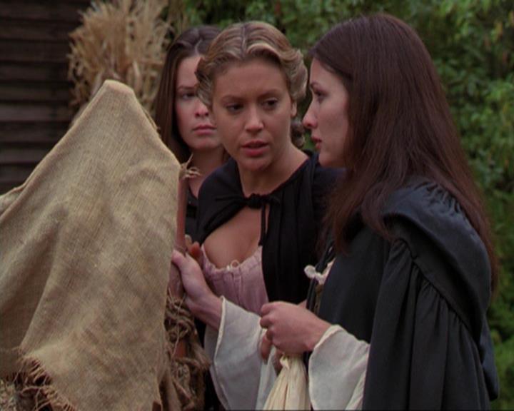 Charmed-Online_dot_net-3x04AllHalliwellsEve1826.jpg