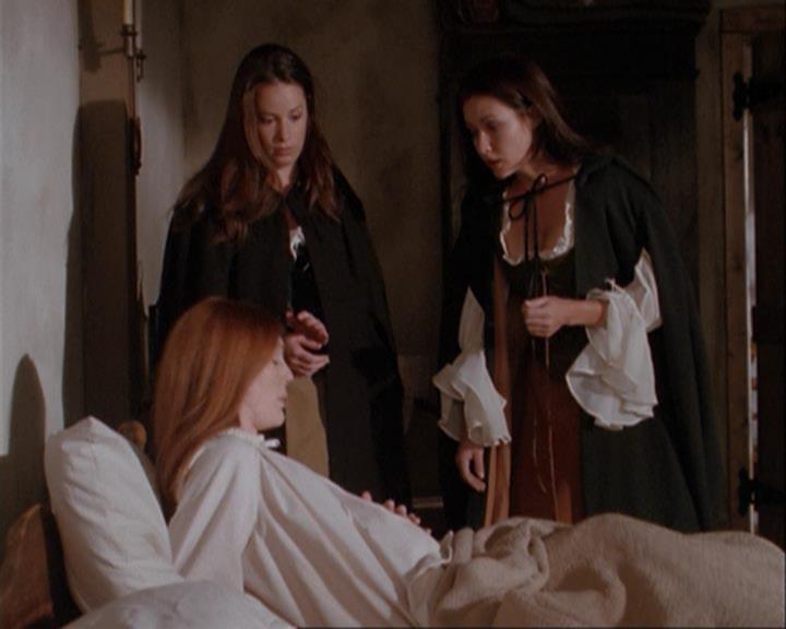 Charmed-Online_dot_net-3x04AllHalliwellsEve1842.jpg