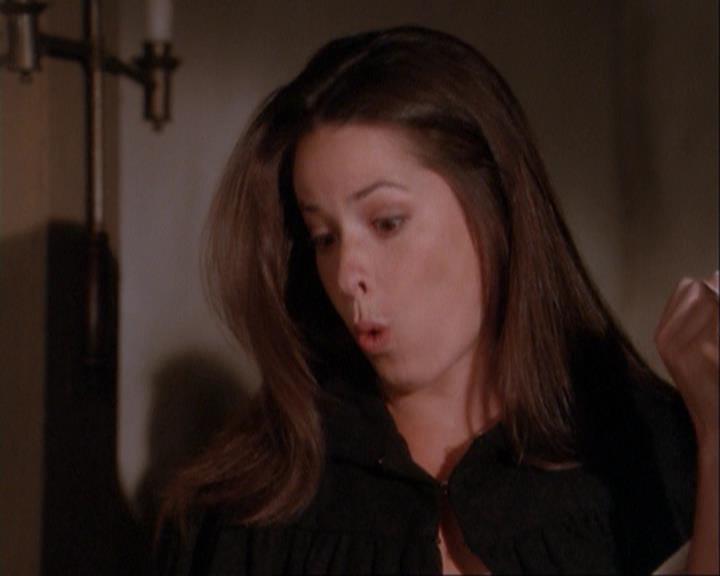 Charmed-Online_dot_net-3x04AllHalliwellsEve1850.jpg