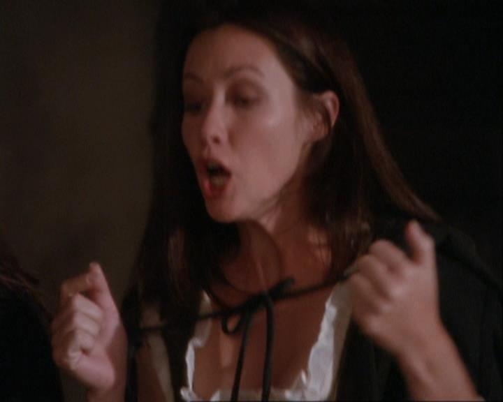 Charmed-Online_dot_net-3x04AllHalliwellsEve1851.jpg Charmed-Online_dot_net-3x04AllHalliwellsEve1851.jpg