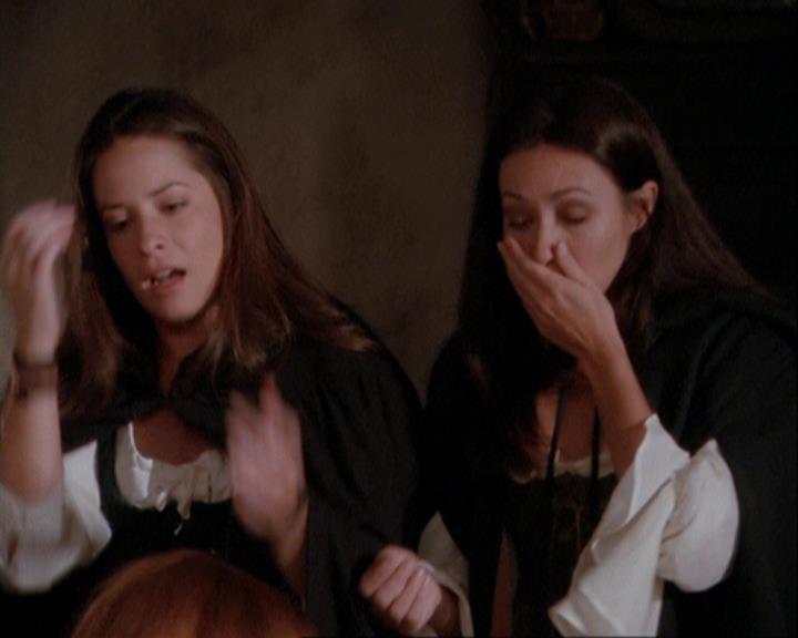 Charmed-Online_dot_net-3x04AllHalliwellsEve1855.jpg