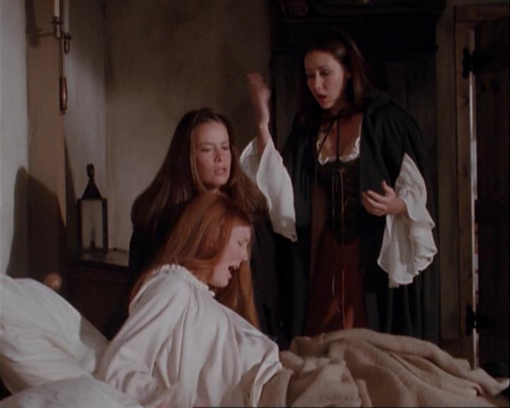 Charmed-Online_dot_net-3x04AllHalliwellsEve1857.jpg