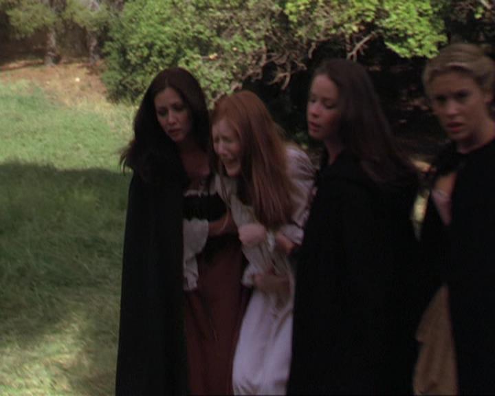 Charmed-Online_dot_net-3x04AllHalliwellsEve1903.jpg