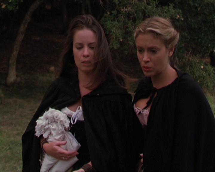 Charmed-Online_dot_net-3x04AllHalliwellsEve1909.jpg Charmed-Online_dot_net-3x04AllHalliwellsEve1909.jpg