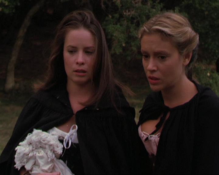 Charmed-Online_dot_net-3x04AllHalliwellsEve1911.jpg Charmed-Online_dot_net-3x04AllHalliwellsEve1911.jpg