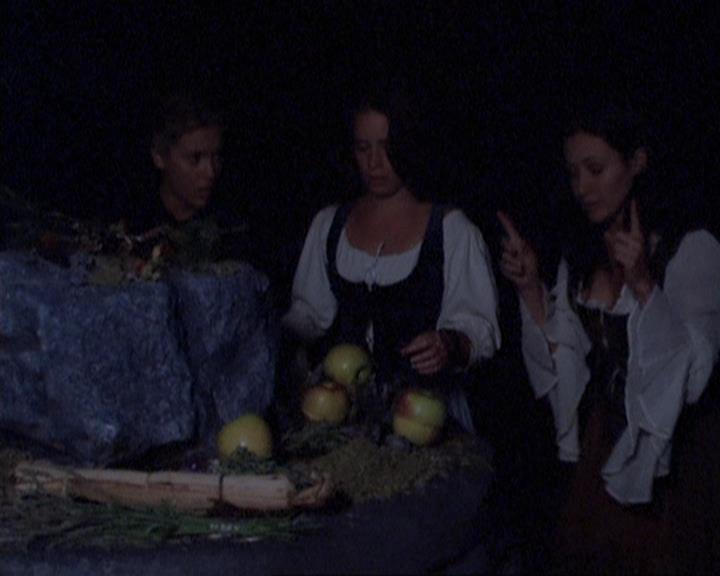 Charmed-Online_dot_net-3x04AllHalliwellsEve1930.jpg Charmed-Online_dot_net-3x04AllHalliwellsEve1930.jpg