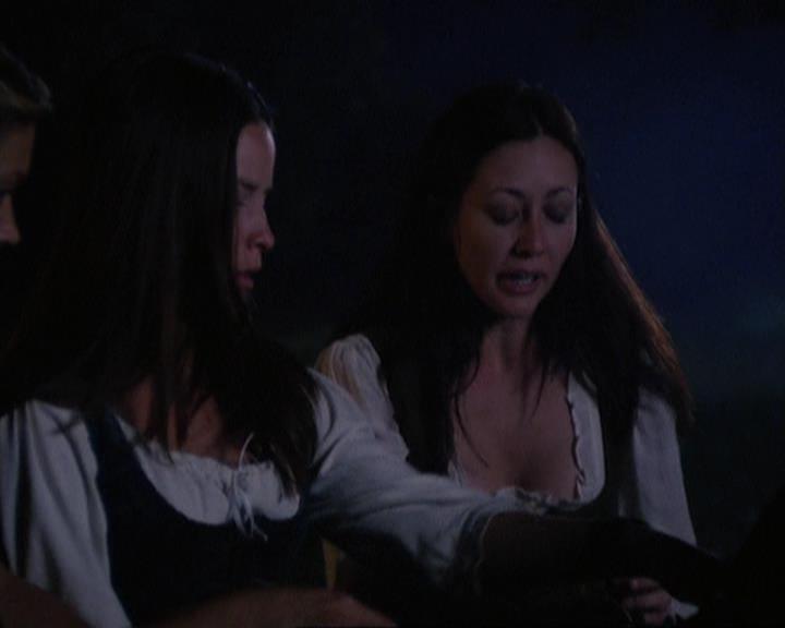 Charmed-Online_dot_net-3x04AllHalliwellsEve1938.jpg Charmed-Online_dot_net-3x04AllHalliwellsEve1938.jpg