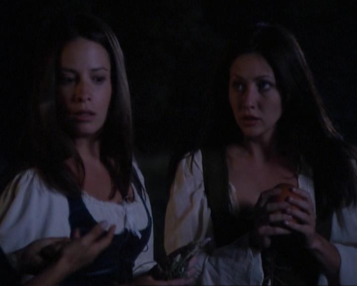 Charmed-Online_dot_net-3x04AllHalliwellsEve1948.jpg Charmed-Online_dot_net-3x04AllHalliwellsEve1948.jpg