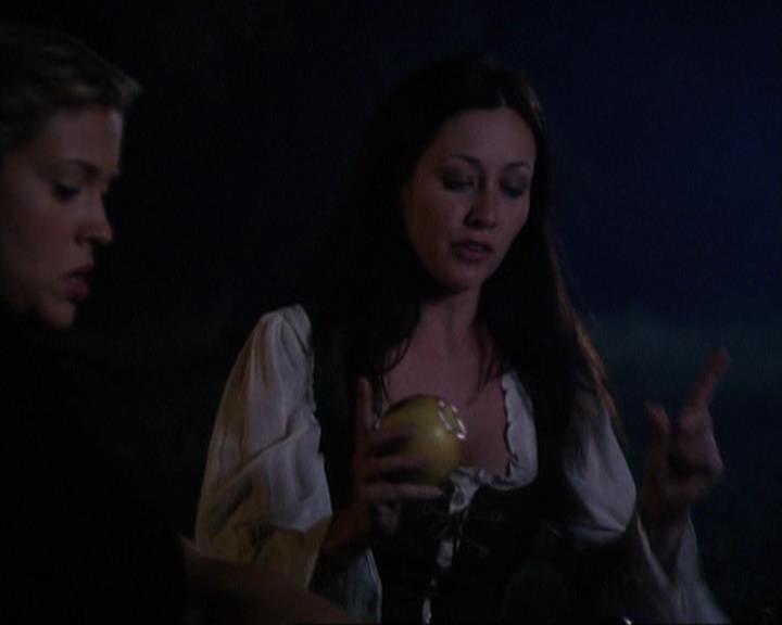 Charmed-Online_dot_net-3x04AllHalliwellsEve1956.jpg Charmed-Online_dot_net-3x04AllHalliwellsEve1956.jpg