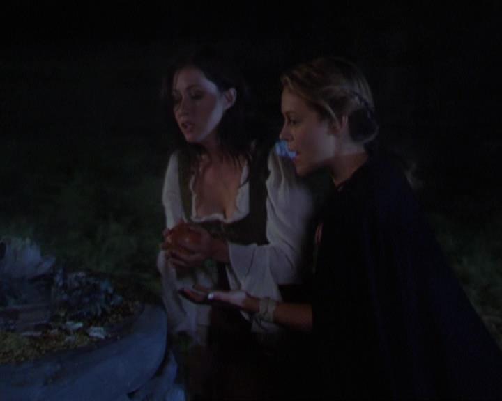 Charmed-Online_dot_net-3x04AllHalliwellsEve2049.jpg Charmed-Online_dot_net-3x04AllHalliwellsEve2049.jpg