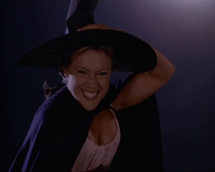 Charmed-Online_dot_net-3x04AllHalliwellsEve2089.jpg Charmed-Online_dot_net-3x04AllHalliwellsEve2089.jpg