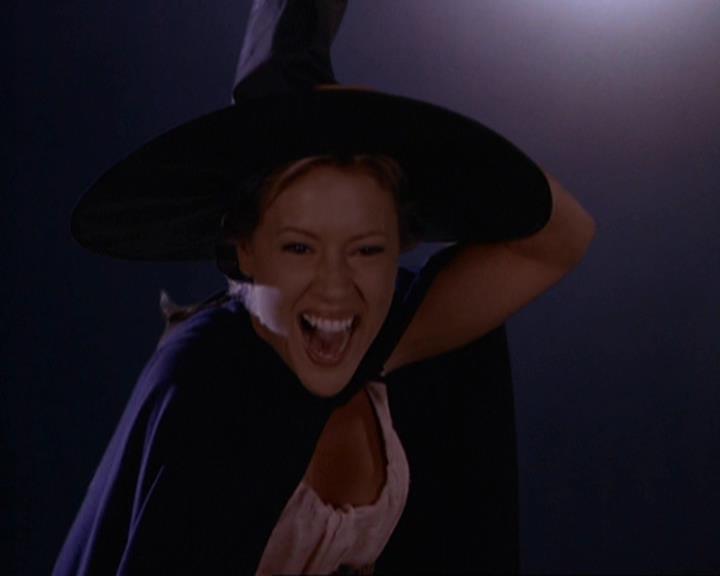 Charmed-Online_dot_net-3x04AllHalliwellsEve2091.jpg