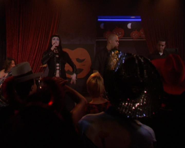 Charmed-Online_dot_net-3x04AllHalliwellsEve2295.jpg