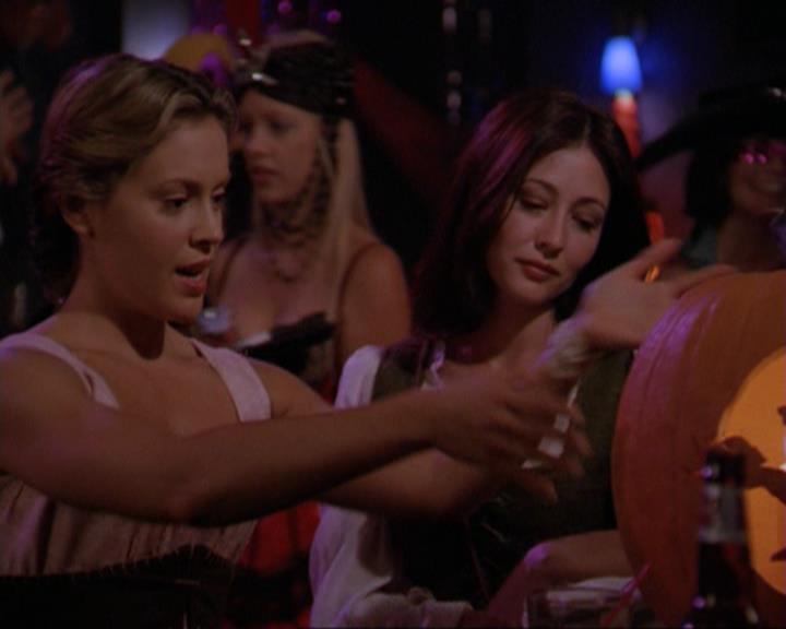 Charmed-Online_dot_net-3x04AllHalliwellsEve2330.jpg