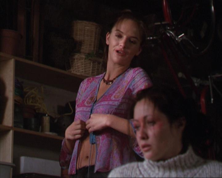 Charmed-Online-dot-net_305SightUnseen2003.jpg Charmed-Online-dot-net_305SightUnseen2003.jpg