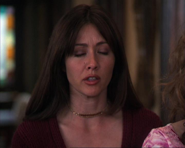 Charmed-Online-dot-316DeathTakesAHalliwell0493.jpg Charmed-Online-dot-316DeathTakesAHalliwell0493.jpg