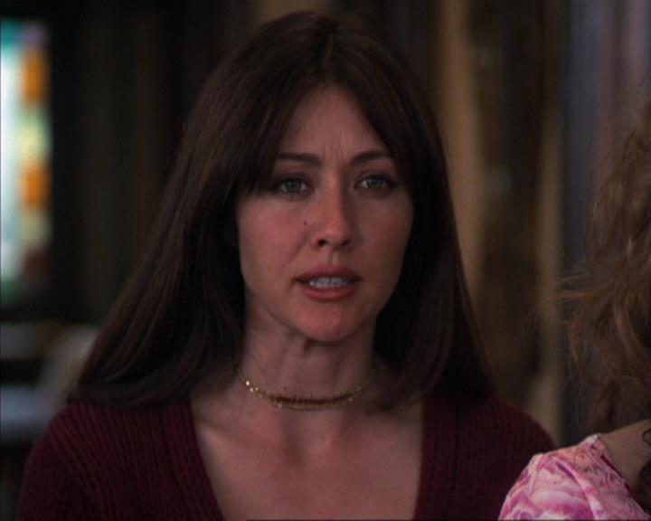 Charmed-Online-dot-316DeathTakesAHalliwell0494.jpg Charmed-Online-dot-316DeathTakesAHalliwell0494.jpg