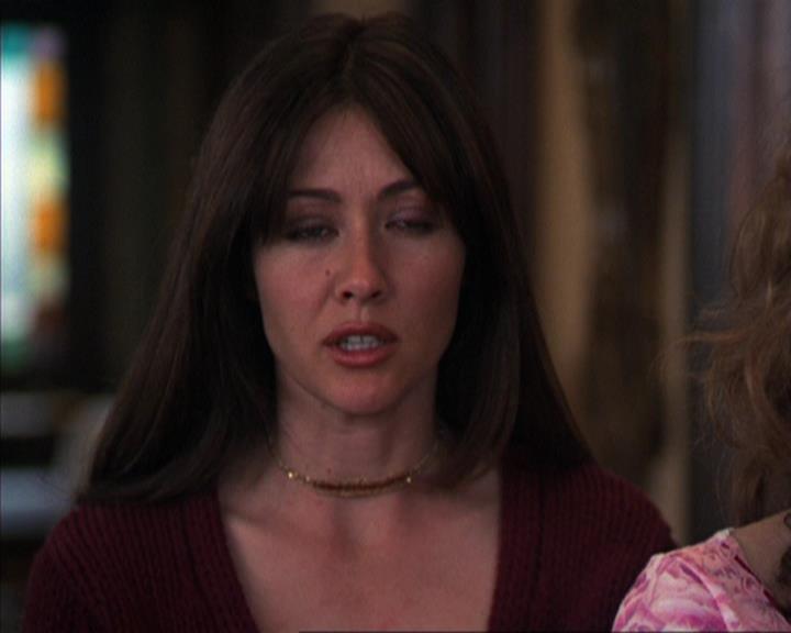 Charmed-Online-dot-316DeathTakesAHalliwell0501.jpg Charmed-Online-dot-316DeathTakesAHalliwell0501.jpg