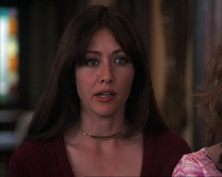 Charmed-Online-dot-316DeathTakesAHalliwell0504.jpg Charmed-Online-dot-316DeathTakesAHalliwell0504.jpg