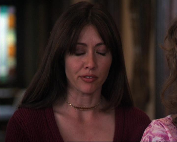 Charmed-Online-dot-316DeathTakesAHalliwell0509.jpg Charmed-Online-dot-316DeathTakesAHalliwell0509.jpg