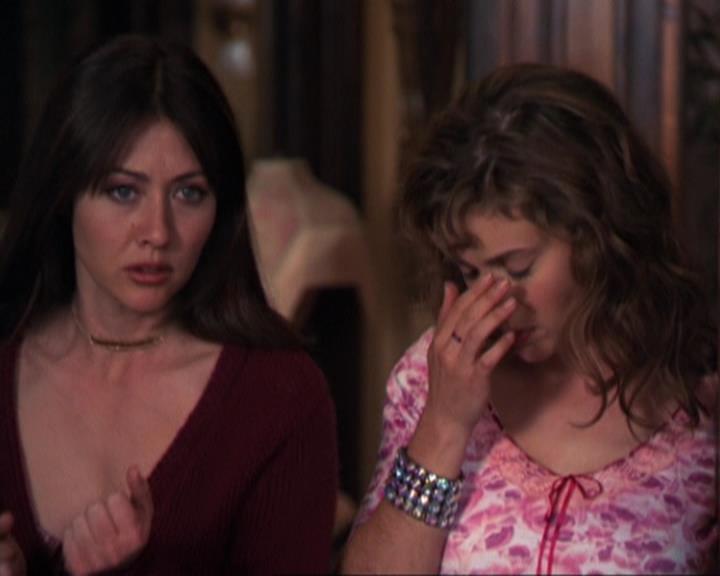 Charmed-Online-dot-316DeathTakesAHalliwell0520.jpg Charmed-Online-dot-316DeathTakesAHalliwell0520.jpg